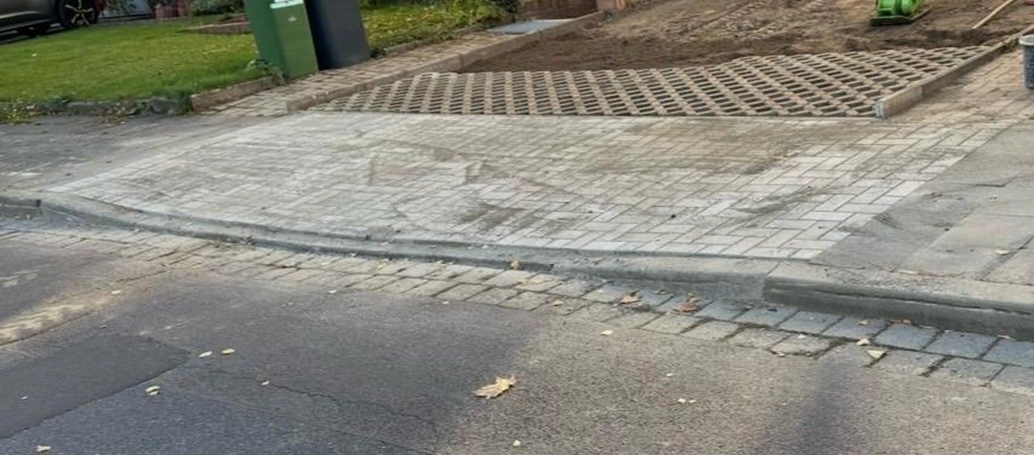 Stahlke – Tief und Landschaftsbau – In diesem Bereich wurde eine neu installierte Auffahrt aus ineinandergreifenden Betonpflastersteinen errichtet, die speziell für das Eindringen von Wasser ausgelegt ist.